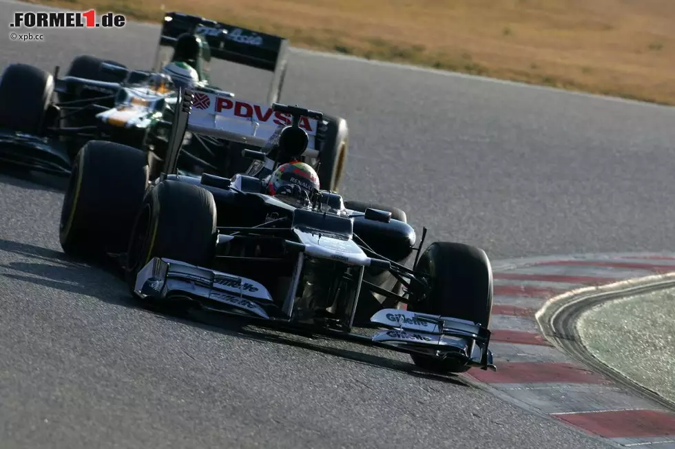 Foto zur News: Pastor Maldonado (Williams) vor Heikki Kovalainen (Caterham)