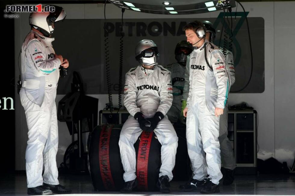 Foto zur News: Mercedes-Mechaniker sind bereit für die Rennsimulation