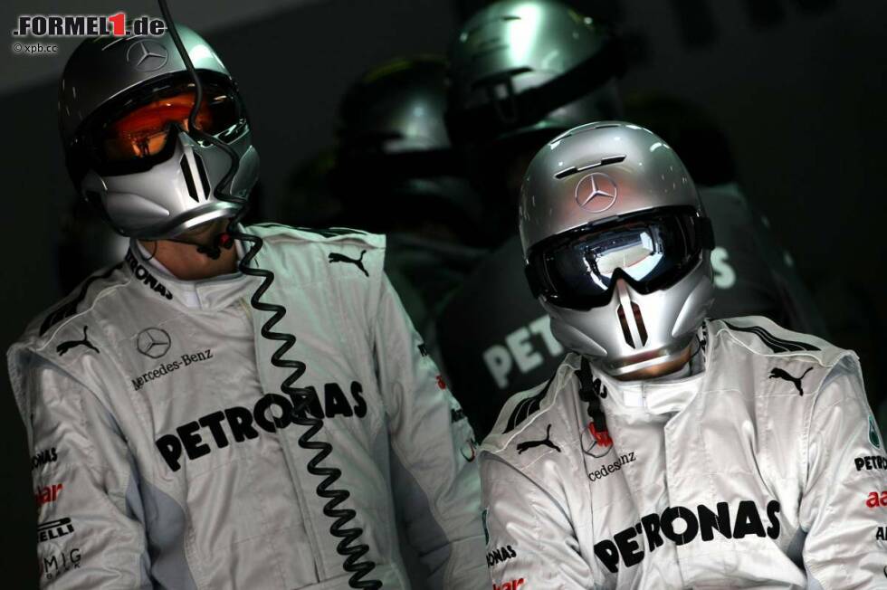 Foto zur News: Mercedes-Mechaniker sind bereit für die Rennsimulation