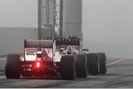 Foto zur News: Kamui Kobayashi (Sauber) folgt Sebastian Vettel (Red Bull) im Nebel von Barcelona
