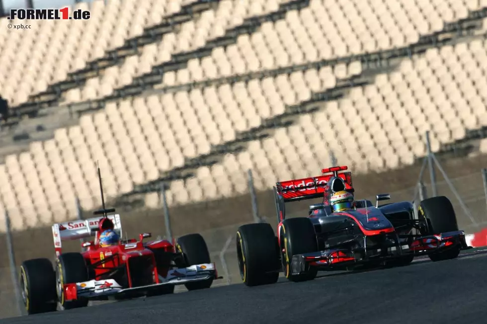 Foto zur News: Lewis Hamilton (McLaren) vor Fernando Alonso (Ferrari)