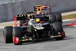 Foto zur News: Kimi Räikkönen (Lotus) Mark Webber (Red Bull)
