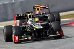 Foto zur News: Kimi Räikkönen (Lotus) Mark Webber (Red Bull)