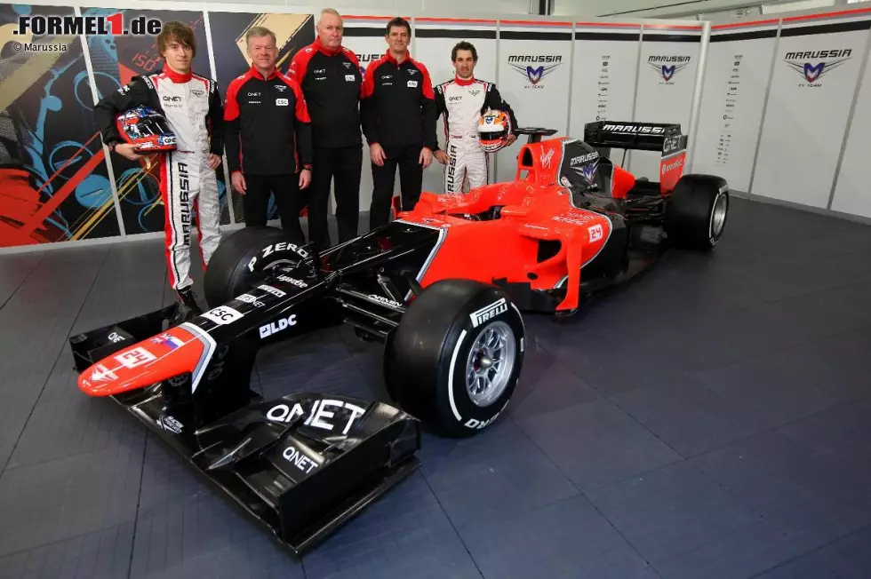 Präsentation des Marussia-Cosworth MR01 mit Charles Pic, Andy Webb, John Booth, Graeme Lowdon und Timo Glock Foto zur News: Präsentation des Marussia-Cosworth MR01 mit Charles Pic, Andy Webb, John Booth, Graeme Lowdon und Timo Glock