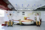 Foto zur News: Narain Karthikeyan und Pedro de la Rosa (HRT)