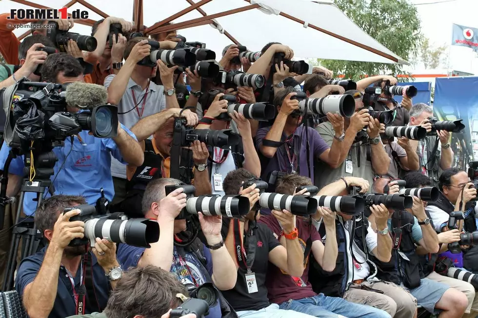 Fotografen artig in Reih und Glied, um die in Melbourne üblichen Saisonstart-Porträts zu schießen Foto zur News: Fotografen artig in Reih und Glied, um die in Melbourne üblichen Saisonstart-Porträts zu schießen