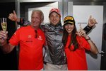 Foto zur News: Jenson Button (McLaren) feiert seinen Australien-Sieg mit Vater John und Freundin Jessica Michibata