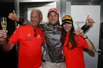 Foto zur News: Jenson Button (McLaren) feiert seinen Australien-Sieg mit Vater John und Freundin Jessica Michibata