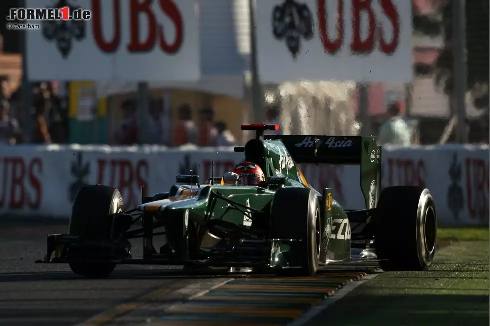 Foto zur News: Heikki Kovalainen (Caterham) übertreibt es und driftet seitwärts über die Randsteine in Melbourne