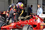 Gallerie: Mark Webber (Red Bull) schaut in das Auto Fernando Alonso (Ferrari)