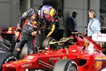 Gallerie: Mark Webber (Red Bull) schaut in das Auto Fernando Alonso (Ferrari)