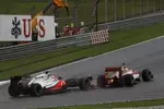 Gallerie: Und schon war er weg, der Frontflügel. Jenson Button (McLaren) wollte an Narain Karthikeyan (HRT) vorbei. Beide berührten sich und Button musste an der Box einen neuen Frontflügel abholen.