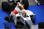 Gallerie: Lewis Hamilton (McLaren) gratuliert Sergio Perez (Sauber)