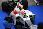 Gallerie: Lewis Hamilton (McLaren) gratuliert Sergio Perez (Sauber)