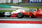 Foto zur News: Sergio Perez (Sauber) und Fernando Alonso (Ferrari)