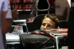 Foto zur News: Sitzprobe am Donnerstag: Jenson Button in seinem McLaren-Mercedes MP4-27