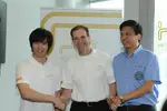 Foto zur News: Der chinesische Neo-Förderkandidat Qinghua Ma, Teamchef Luis Perez-Sala (HRT) und der chinesische Verbands-Generalsekretär Xiang-Tong Chun