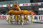 Foto zur News: Show vor dem Start - in China darf ein Drache nicht fehlen.