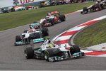 Foto zur News: Sauberer Rennstart für Mercedes: Nico Rosberg und Michael Schumacher führten das Feld an.
