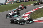 Foto zur News: Sauberer Rennstart für Mercedes: Nico Rosberg und Michael Schumacher führten das Feld an.