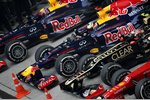 Foto zur News: Mark Webber (Red Bull), Sebastian Vettel (Red Bull) und Romain Grosjean (Lotus)