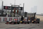 Foto zur News: Lewis Hamilton (McLaren), Sebastian Vettel (Red Bull) und Mark Webber (Red Bull)