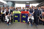 Foto zur News: Geburtstagsgrüße zum 70. von Frank Williams vom Team vor Ort in China und den Fahrern Bruno Senna und , Pastor Maldonado .