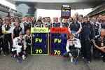 Foto zur News: Geburtstagsgrüße zum 70. von Frank Williams vom Team vor Ort in China und den Fahrern Bruno Senna und , Pastor Maldonado .