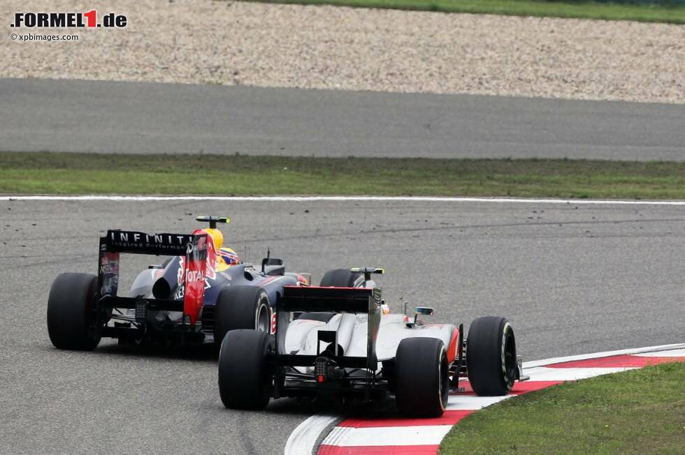 Foto zur News: Mark Webber (Red Bull) und Lewis Hamilton (McLaren)