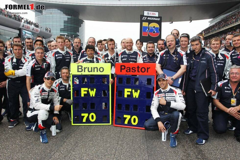 Foto zur News: Geburtstagsgrüße zum 70. von Frank Williams vom Team vor Ort in China und den Fahrern Bruno Senna und , Pastor Maldonado .