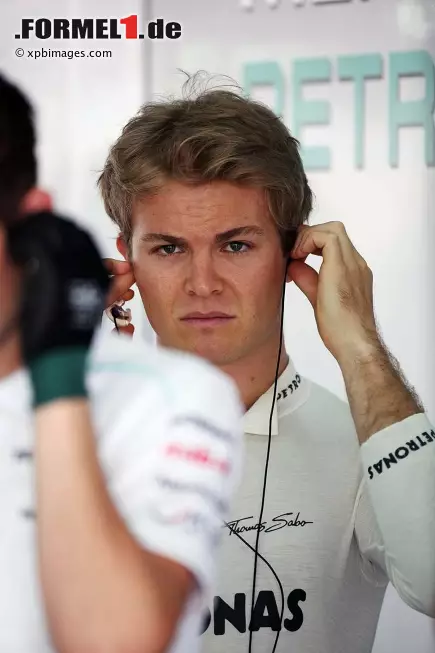 Nico Rosberg (Mercedes) mit nachdenklicher Miene am Freitag während des 1. Freien Trainings: War sein erster Sieg beim vergangenen Rennen ein "Ausrutscher"? Oder ist der Mercedes auch in Bahrain siegfähig? Foto zur News: Nico Rosberg (Mercedes) mit nachdenklicher Miene am Freitag während des 1. Freien Trainings: War sein erster Sieg beim vergangenen Rennen ein "Ausrutscher"? Oder ist der Mercedes auch in Bahrain siegfähig?