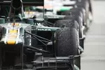 Foto zur News: Witali Petrow (Caterham) und Kimi Räikkönen (Lotus)