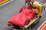 Foto zur News: Der Ferrari von Fernando Alonso wird zur Box geschleppt