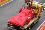 Foto zur News: Der Ferrari von Fernando Alonso wird zur Box geschleppt