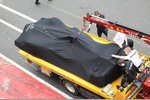 Foto zur News: Der Mercedes von Nico Rosberg wird zur Box geschleppt