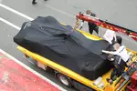 Foto zur News: Der Mercedes von Nico Rosberg wird zur Box geschleppt