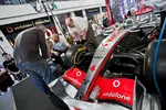 Foto zur News: Jenson Button und das McLaren-Team bei einer PR-Veranstaltung für Sponsor Vodafone in Budapest