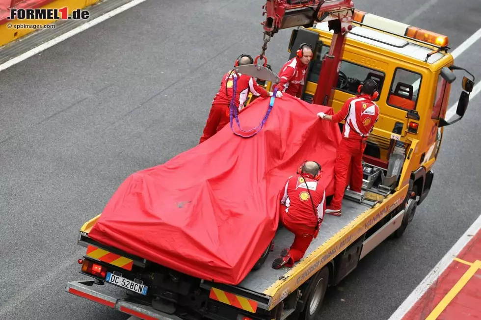 Foto zur News: Der Ferrari von Fernando Alonso wird zur Box geschleppt