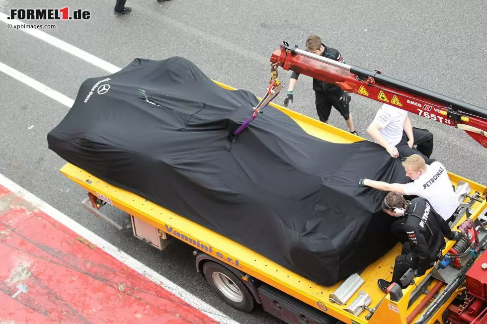 Foto zur News: Der Mercedes von Nico Rosberg wird zur Box geschleppt