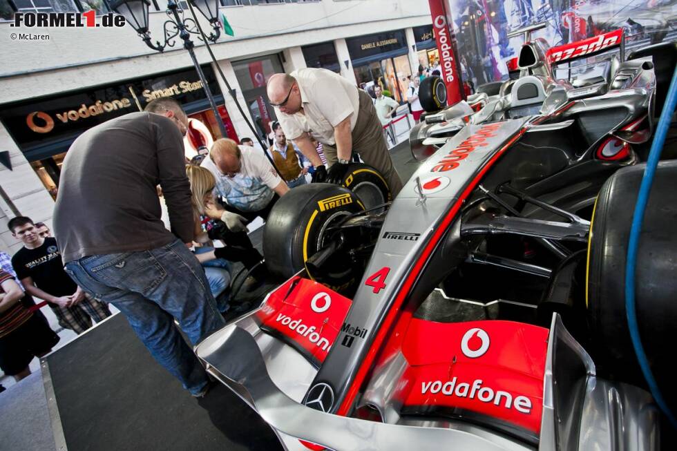 Foto zur News: Jenson Button und das McLaren-Team bei einer PR-Veranstaltung für Sponsor Vodafone in Budapest