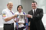 Gallerie: Peter Sauber, Monisha Kaltenborn und Ron Gourlay, Geschäftsführer des FC Chelsea, mit dem FA-Cup