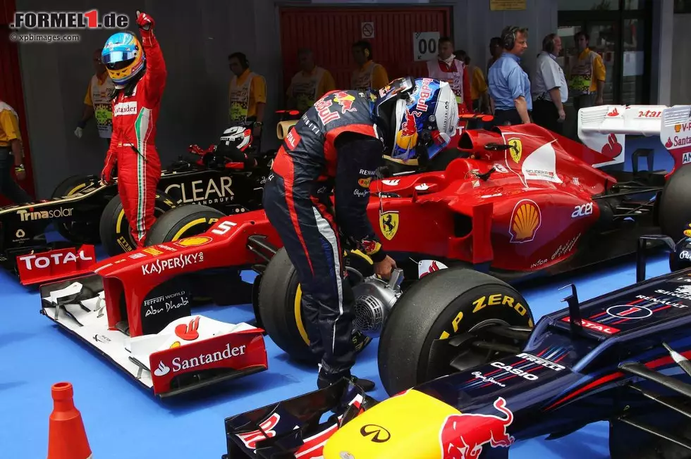 Foto zur News: Sebastian Vettel (Red Bull) und Fernando Alonso (Ferrari)