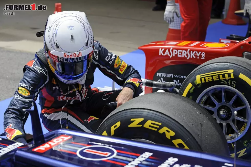 Sebastian Vettel (Red Bull) inspiziert die Pirelli-Reifen, die das heutige Qualifying in Barcelona geprägt haben Foto zur News: Sebastian Vettel (Red Bull) inspiziert die Pirelli-Reifen, die das heutige Qualifying in Barcelona geprägt haben