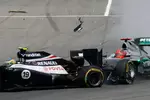Foto zur News: Michael Schumacher (Mercedes) knallt in das Heck von Bruno Senna (Williams)
