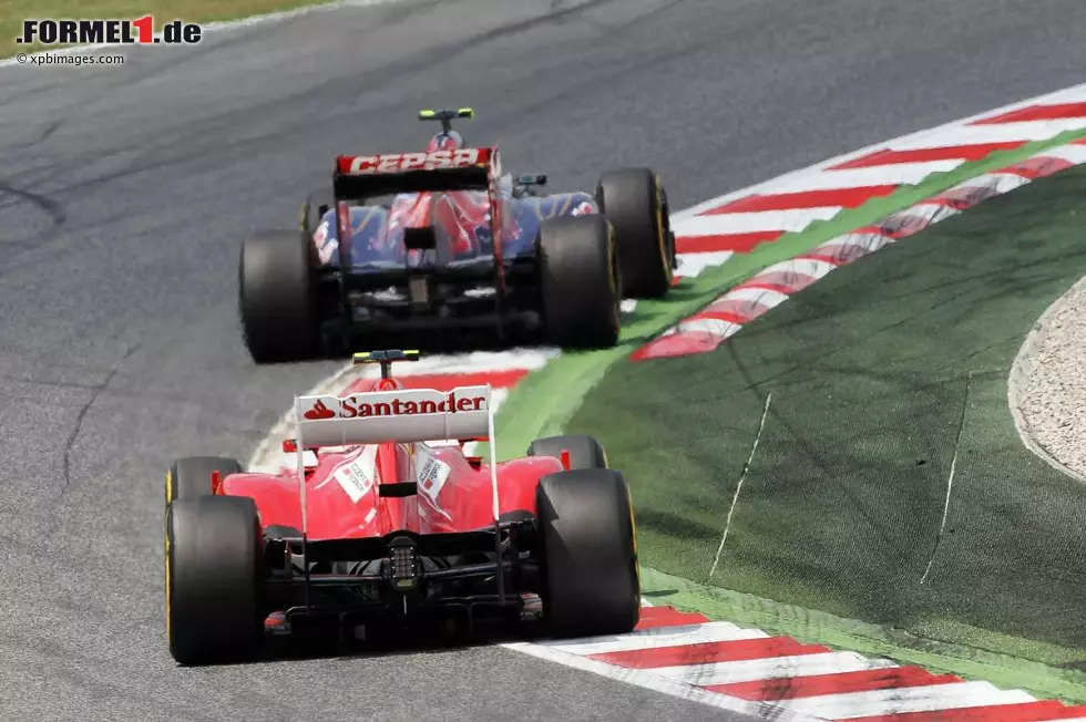 Jean-Eric Vergne (Toro Rosso) und Felipe Massa (Ferrari) - der Brasiliener hatte im Rennen wieder einmal keine Chance. Foto zur News: Jean-Eric Vergne (Toro Rosso) und Felipe Massa (Ferrari) - der Brasiliener hatte im Rennen wieder einmal keine Chance.
