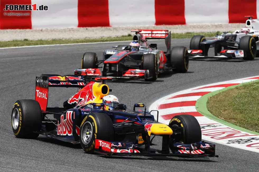 Foto zur News: Sebastian Vettel (Red Bull), Jenson Button (McLaren) und Kamui Kobayashi (Sauber)