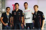 Foto zur News: Mark Webber (Red Bull) und Sebastian Vettel (Red Bull) mit FC-Barcelona-Fußballern