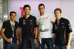 Foto zur News: Mark Webber (Red Bull) und Sebastian Vettel (Red Bull) mit FC-Barcelona-Fußballern