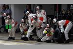 Foto zur News: McLaren-Crew macht sich für den Boxenstopp bereit