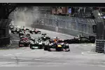 Foto zur News: Start: Mark Webber (Red Bull) führt, Romain Grosjean (Lotus) löst dahinter eine Kollision aus